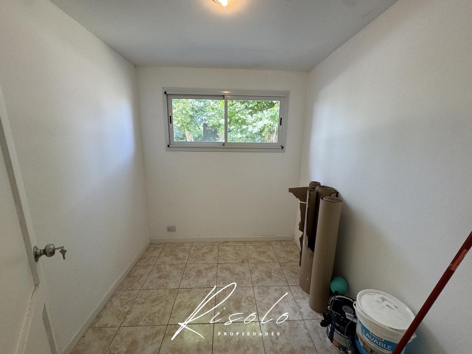 House for Sale: 3 bedrooms, spacious living room, trees. Gated Community, Escobar