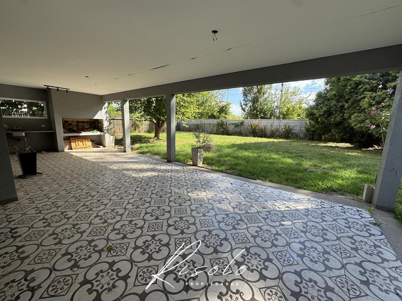 House for Sale: 3 bedrooms, spacious living room, trees. Gated Community, Escobar
