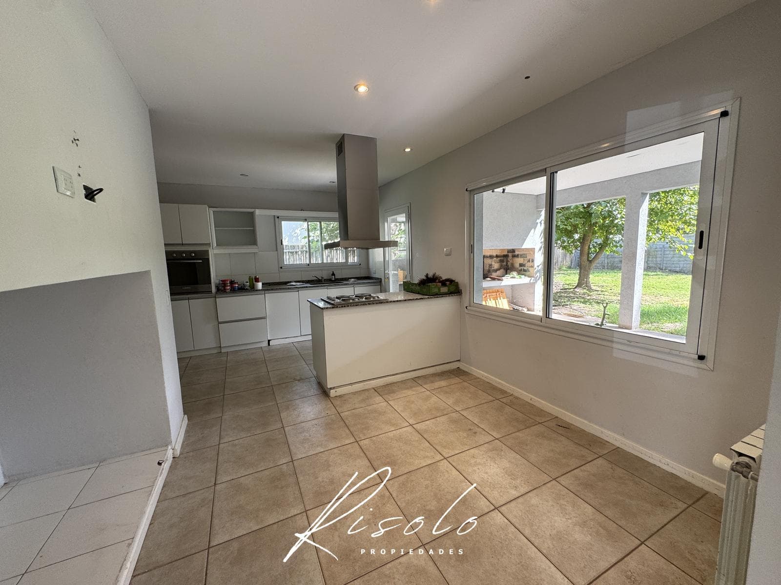 House for Sale: 3 bedrooms, spacious living room, trees. Gated Community, Escobar