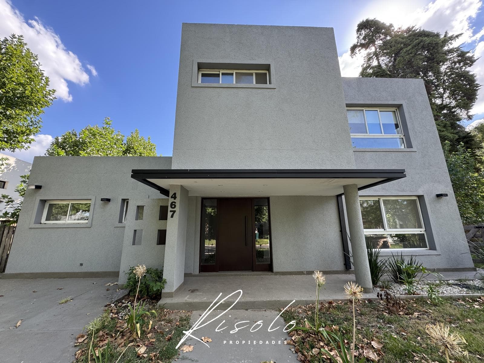 House for Sale: 3 bedrooms, spacious living room, trees. Gated Community, Escobar