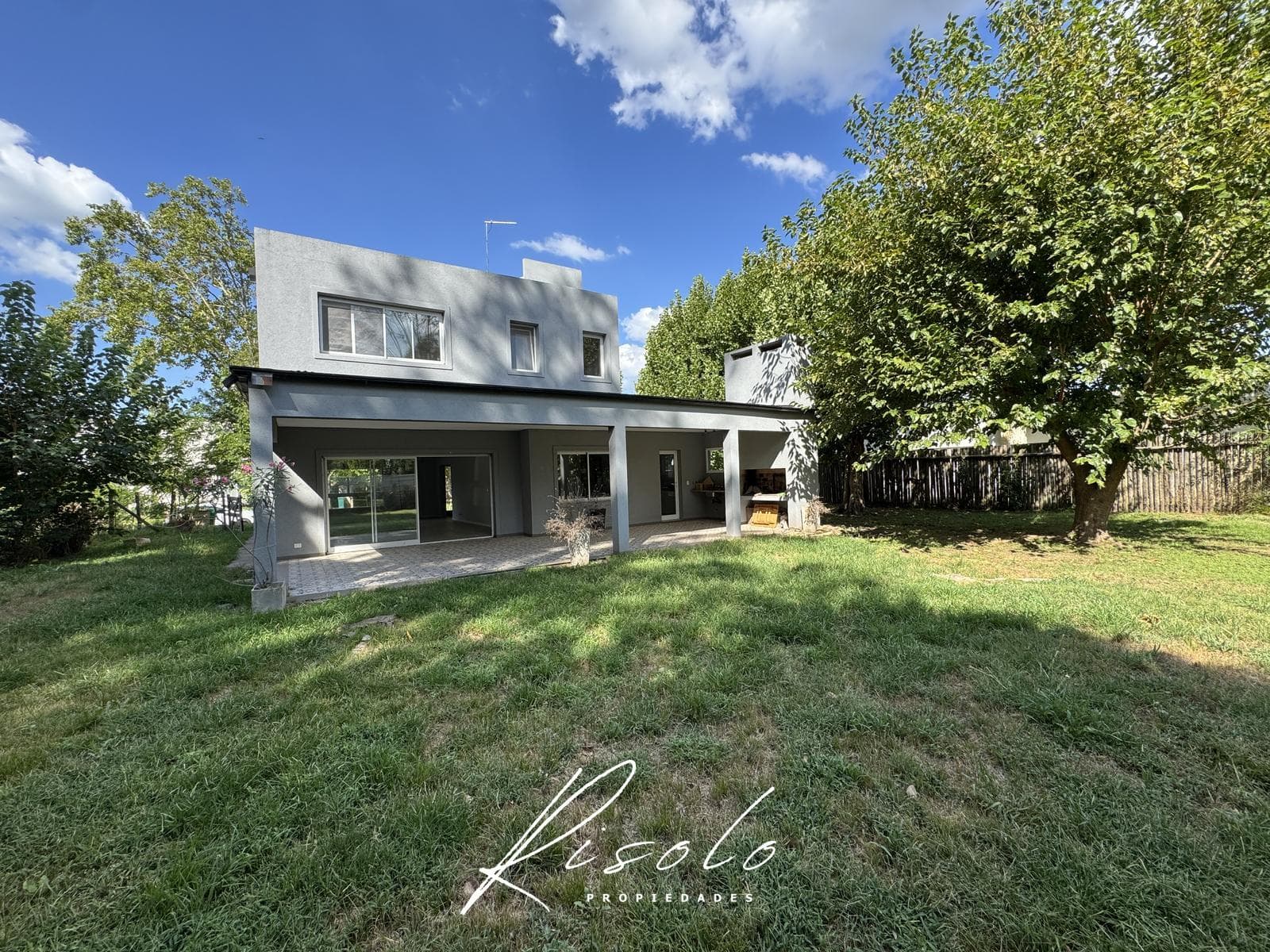 House for Sale: 3 bedrooms, spacious living room, trees. Gated Community, Escobar