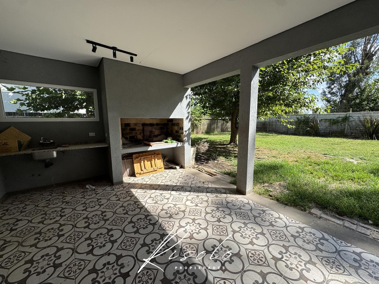 House for Sale: 3 bedrooms, spacious living room, trees. Gated Community, Escobar