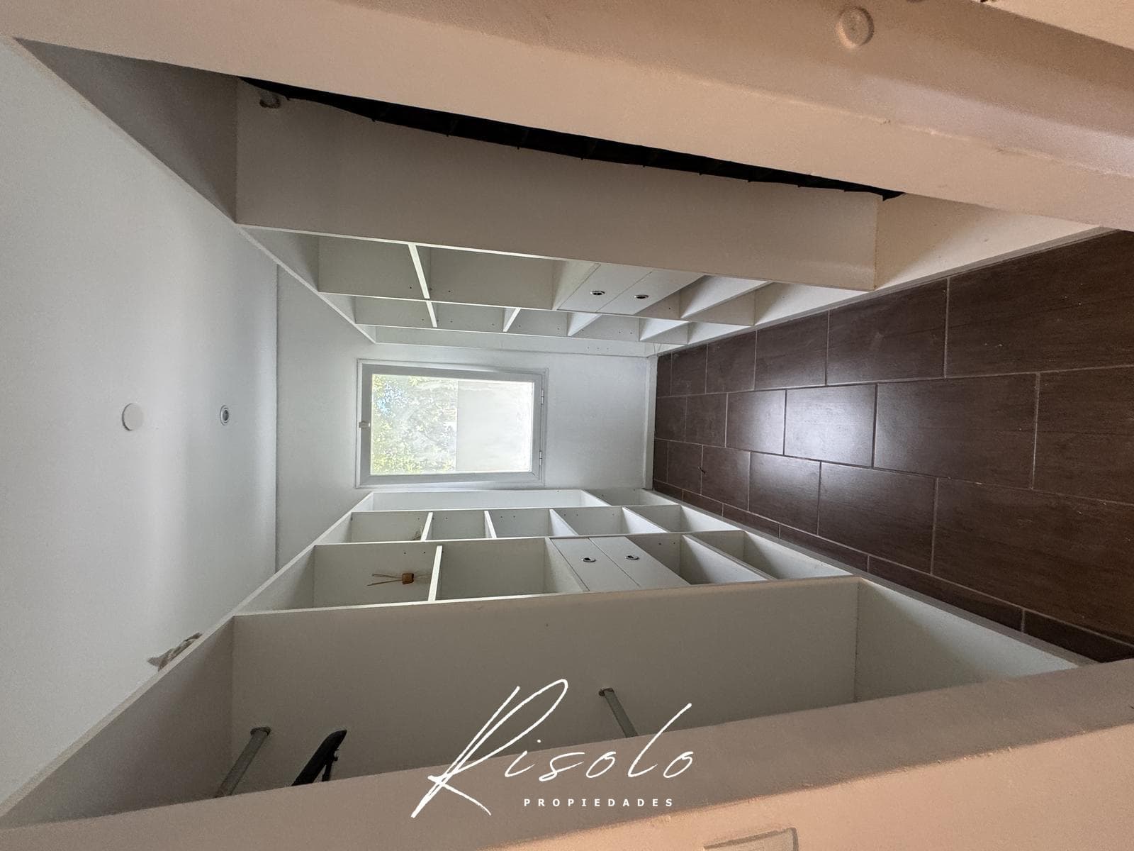 House for Sale: 3 bedrooms, spacious living room, trees. Gated Community, Escobar