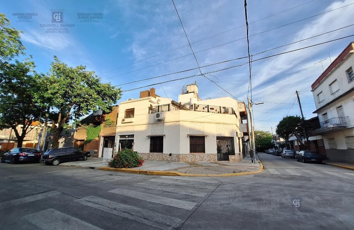 4-room house for sale in the Parque Avellaneda area.