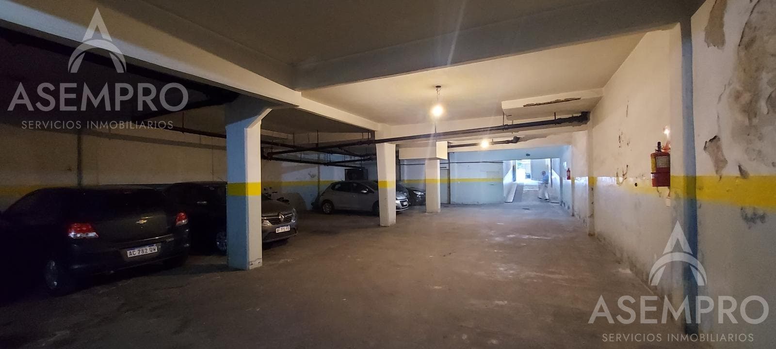 Departamento tres ambientes con balcón y cochera en venta en Villa Urquiza
