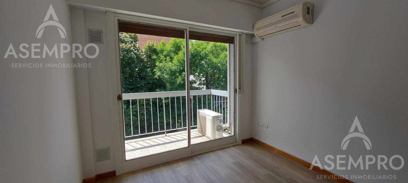 Departamento tres ambientes con balcón y cochera en venta en Villa Urquiza