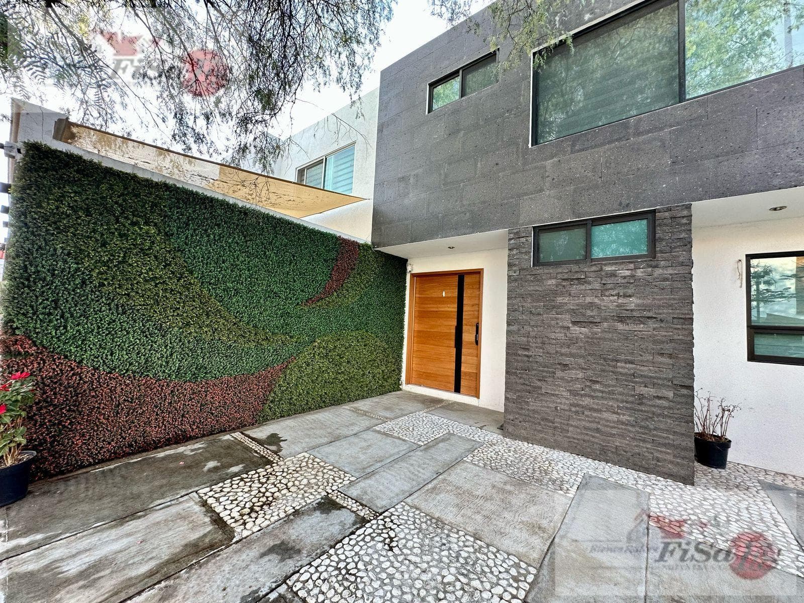HOUSE FOR SALE ON AV CEDRO.