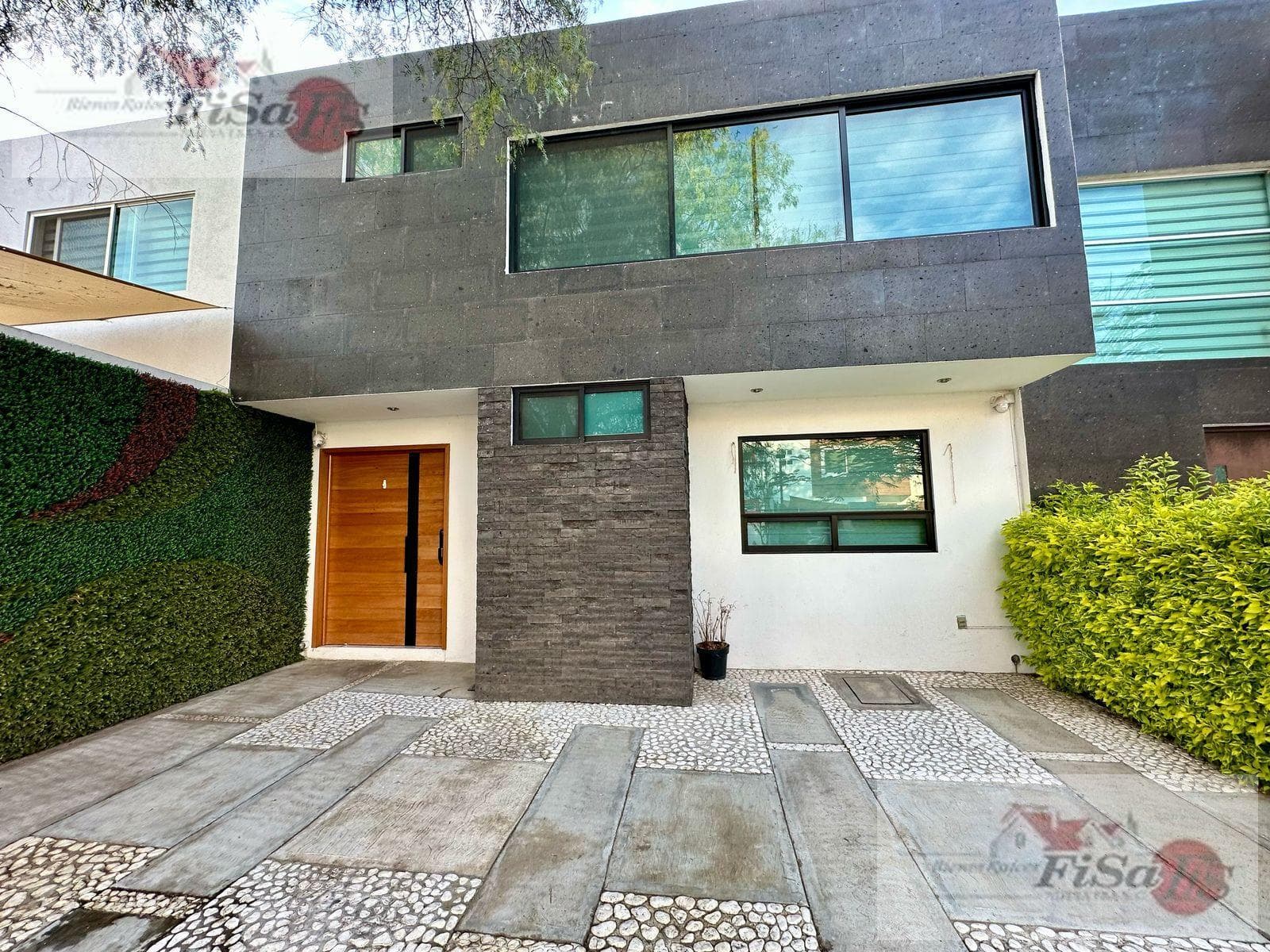 HOUSE FOR SALE ON AV CEDRO.