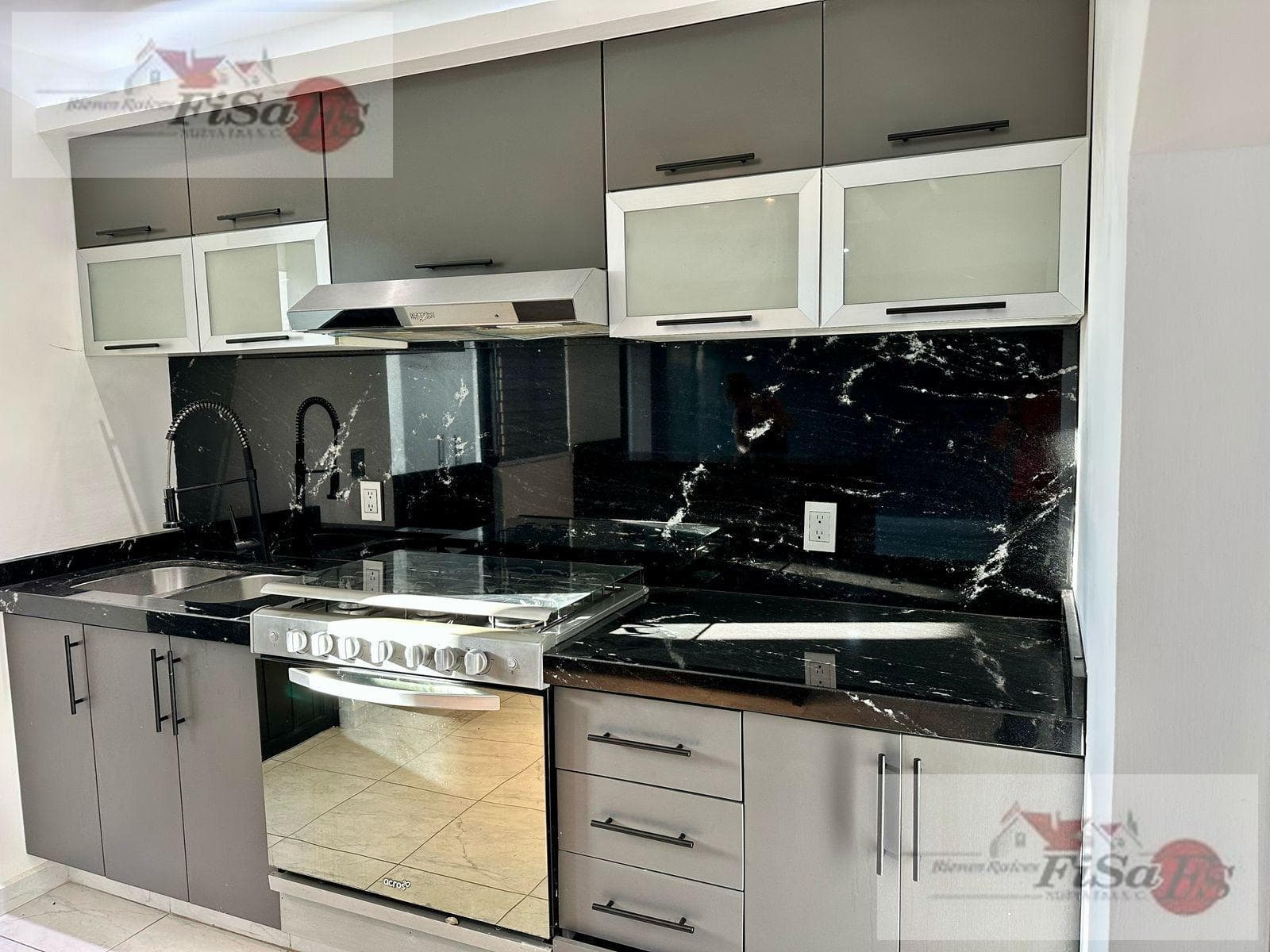 HOUSE FOR SALE ON AV CEDRO.