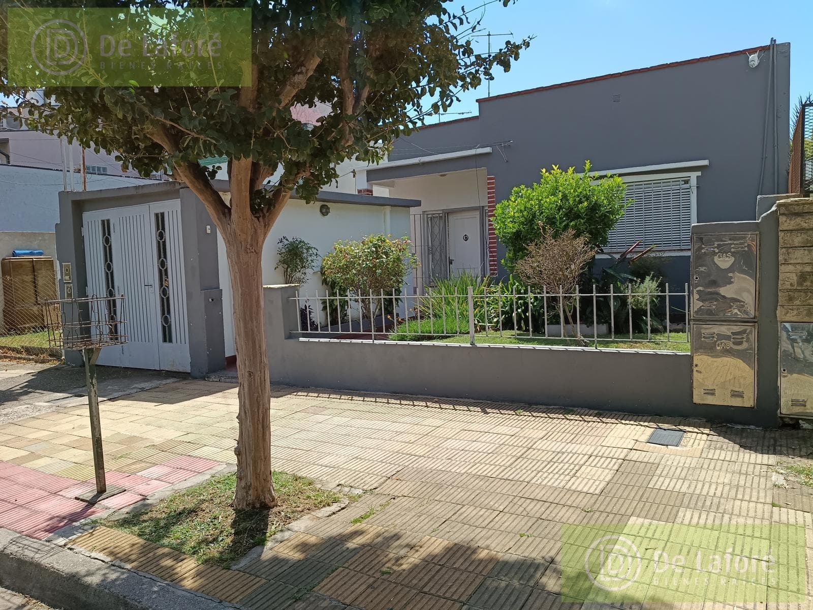 For Sale - 3-room penthouse in San Isidro, street-facing with a patio, no maintenance fees