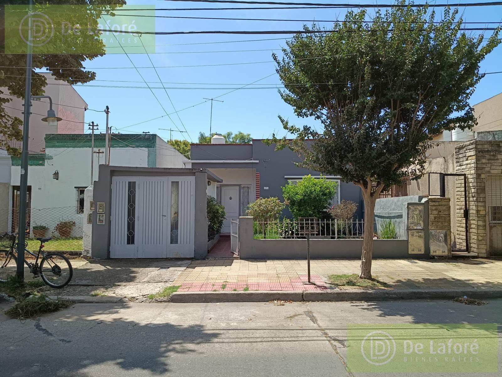For Sale - 3-room penthouse in San Isidro, street-facing with a patio, no maintenance fees