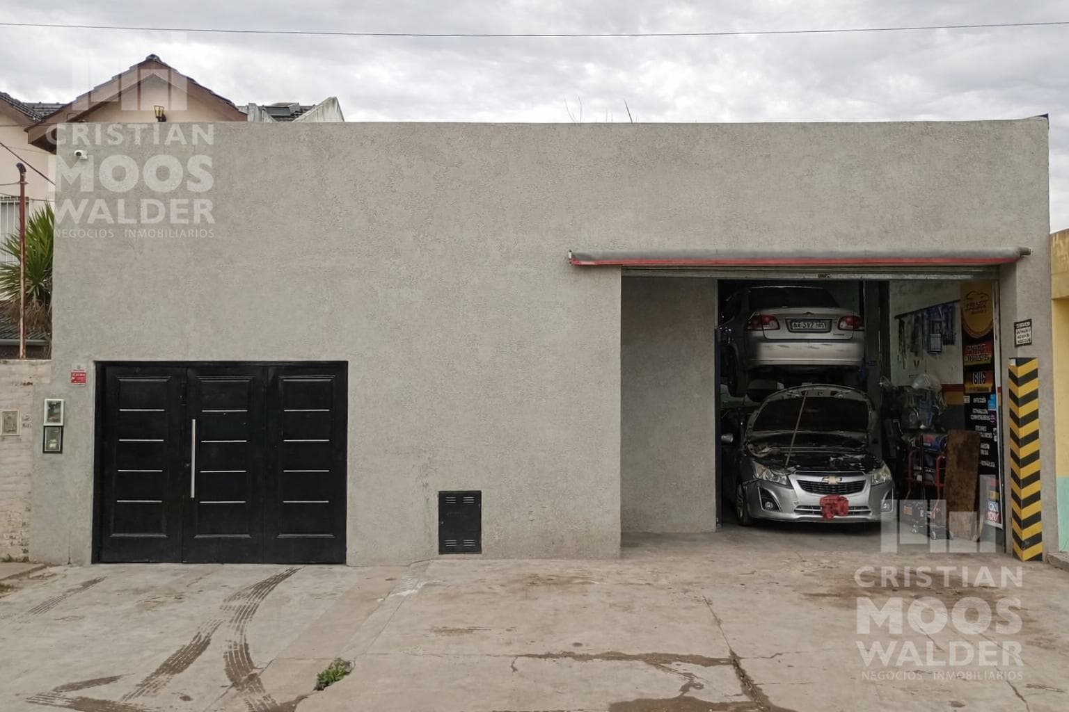 House in Escobar eligible for financing, with a large commercial space.