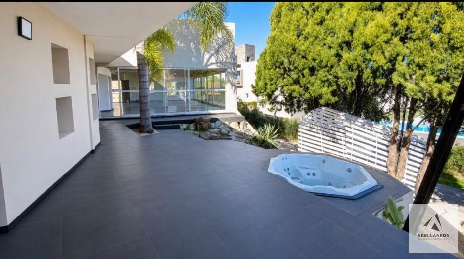 Spacious Single-Story House for Sale