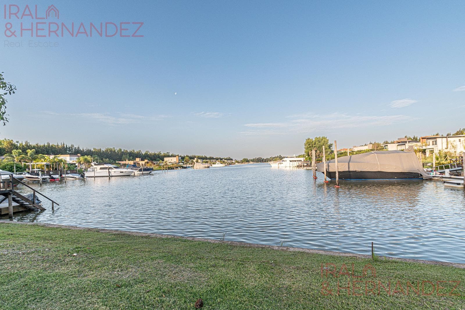 Brand-new house on the river | 5 suites | pool and barbecue | Barrio Náutico San Juan, Tigre