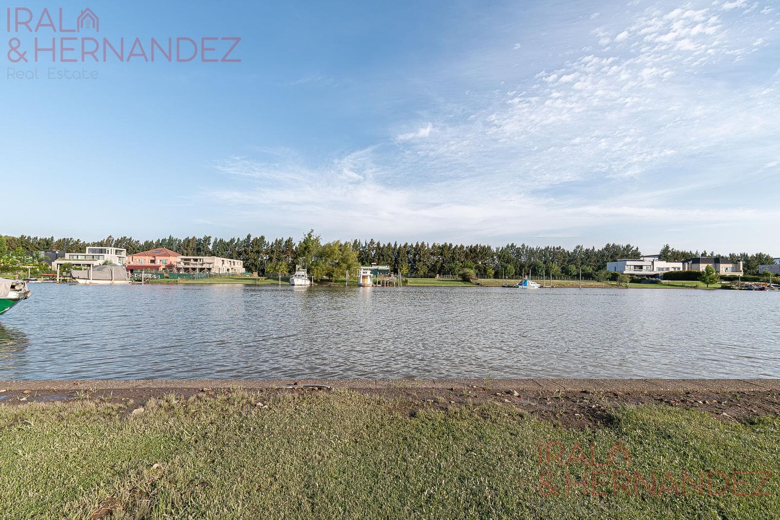Brand-new house on the river | 5 suites | pool and barbecue | Barrio Náutico San Juan, Tigre