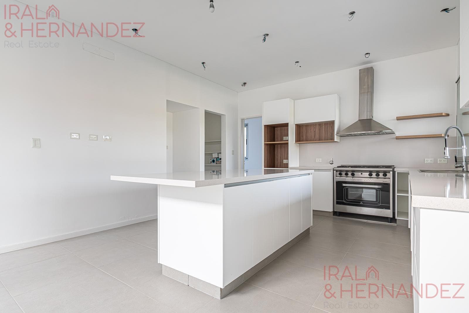 Brand-new house on the river | 5 suites | pool and barbecue | Barrio Náutico San Juan, Tigre