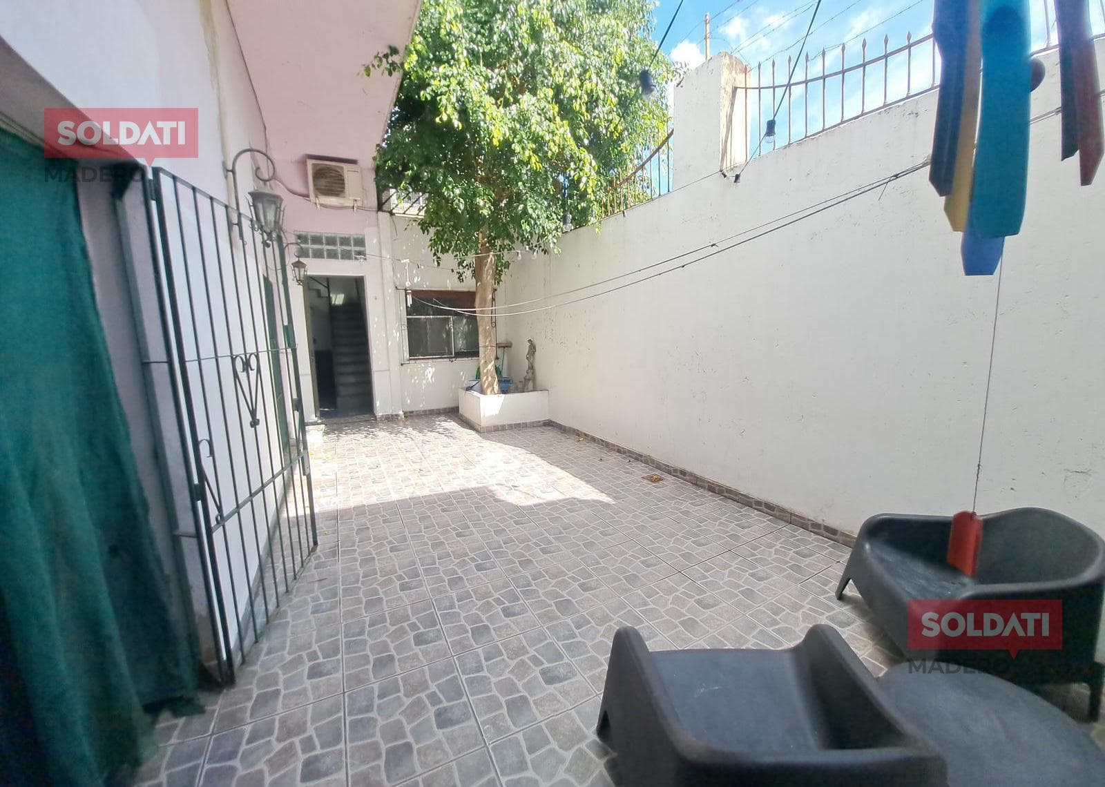 MULTI-FAMILY HOME FOR SALE IN FLORES: 4-ROOM HOUSE PLUS TWO 2-ROOM APARTMENTS
