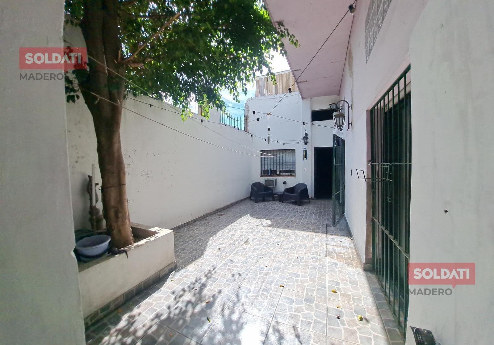 MULTI-FAMILY HOME FOR SALE IN FLORES: 4-ROOM HOUSE PLUS TWO 2-ROOM APARTMENTS