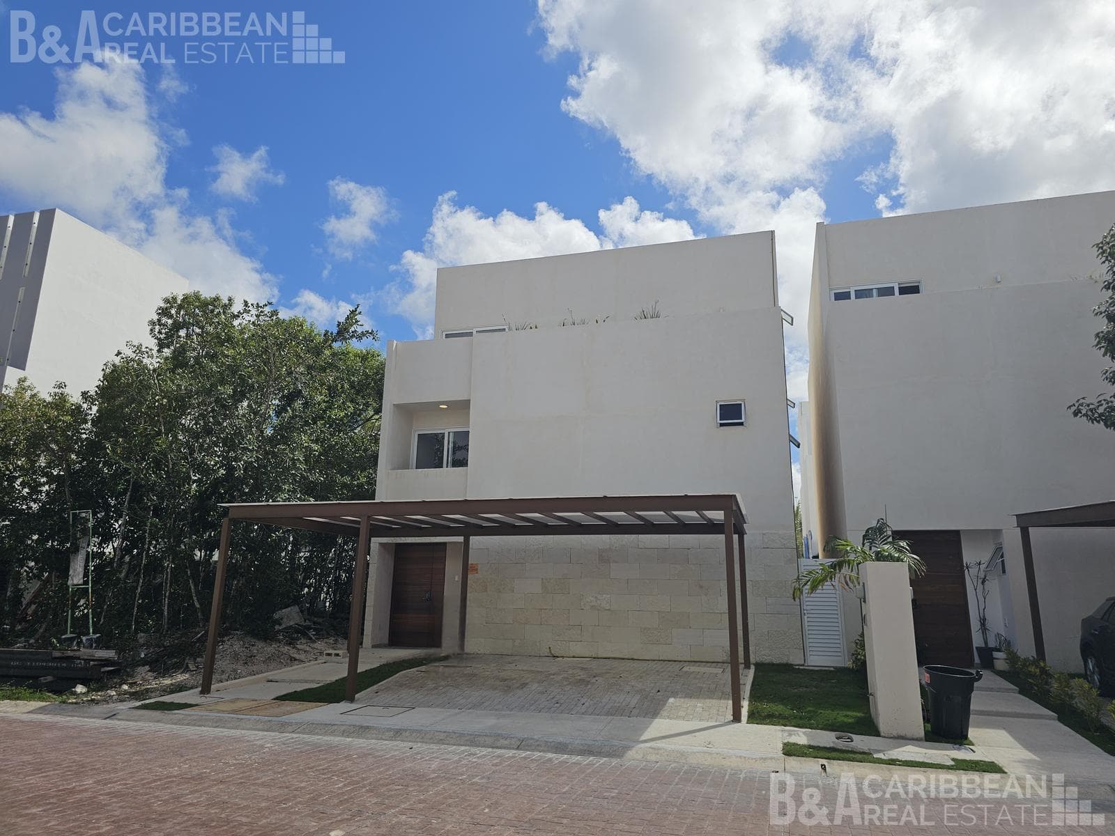 House with a Pool for Sale and Rent on Vía Cumbres