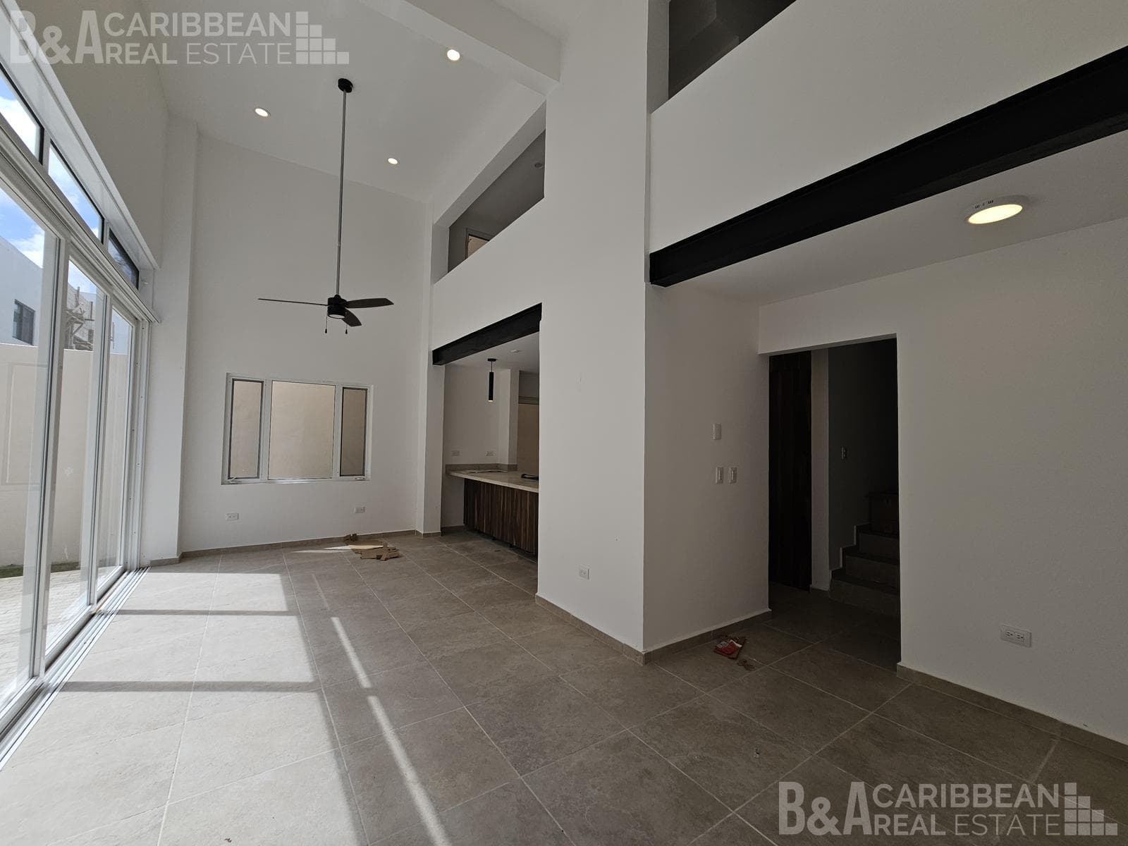 House with a Pool for Sale and Rent on Vía Cumbres