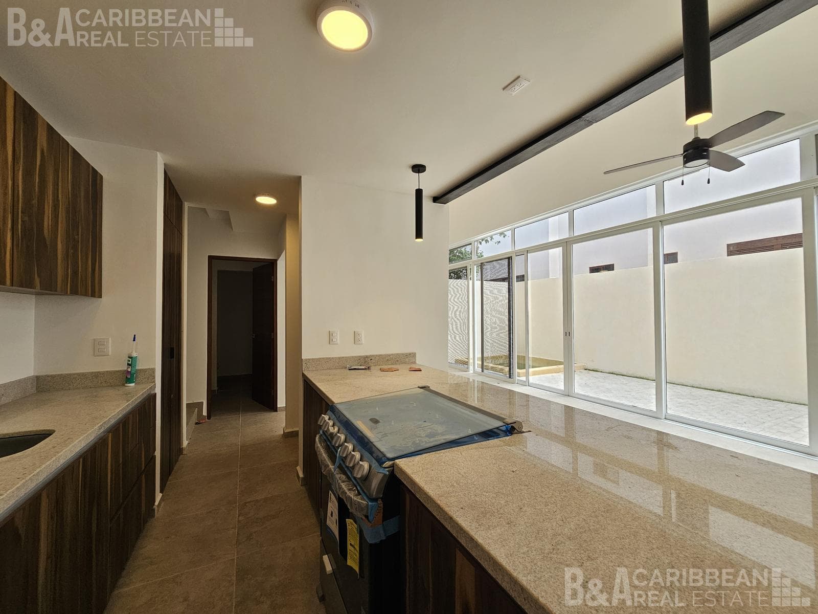 House with a Pool for Sale and Rent on Vía Cumbres