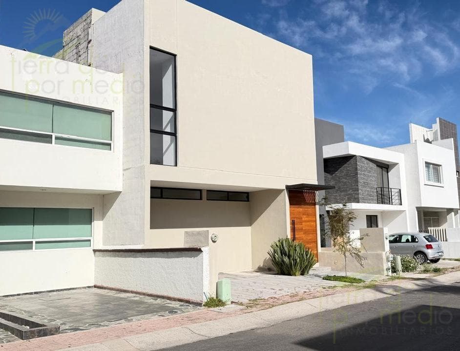 Incredible House with a Roof Garden and Stunning Design in El Refugio, Querétaro