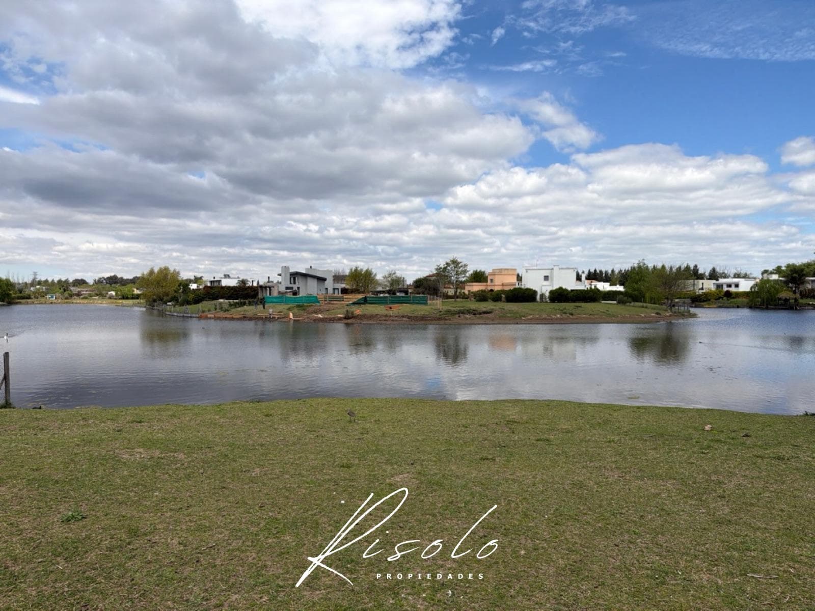 Lot by the lagoon for sale. Gated community. Northern Zone. Escobar