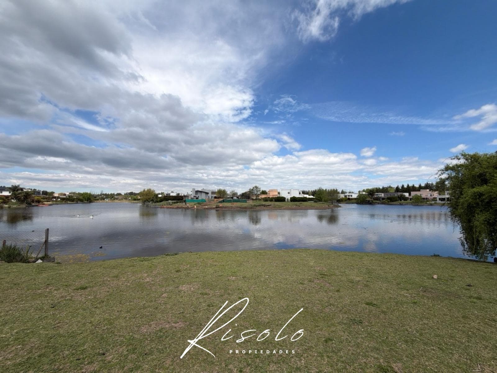 Lot by the lagoon for sale. Gated community. Northern Zone. Escobar