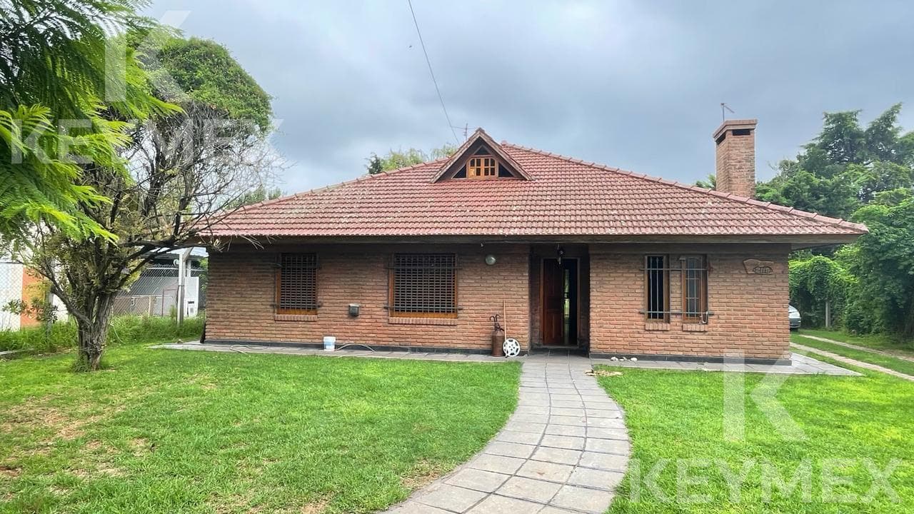 3-Bedroom House for Sale with Barbecue Area, Pool, and Park - San Carlos, Gambier, La Plata