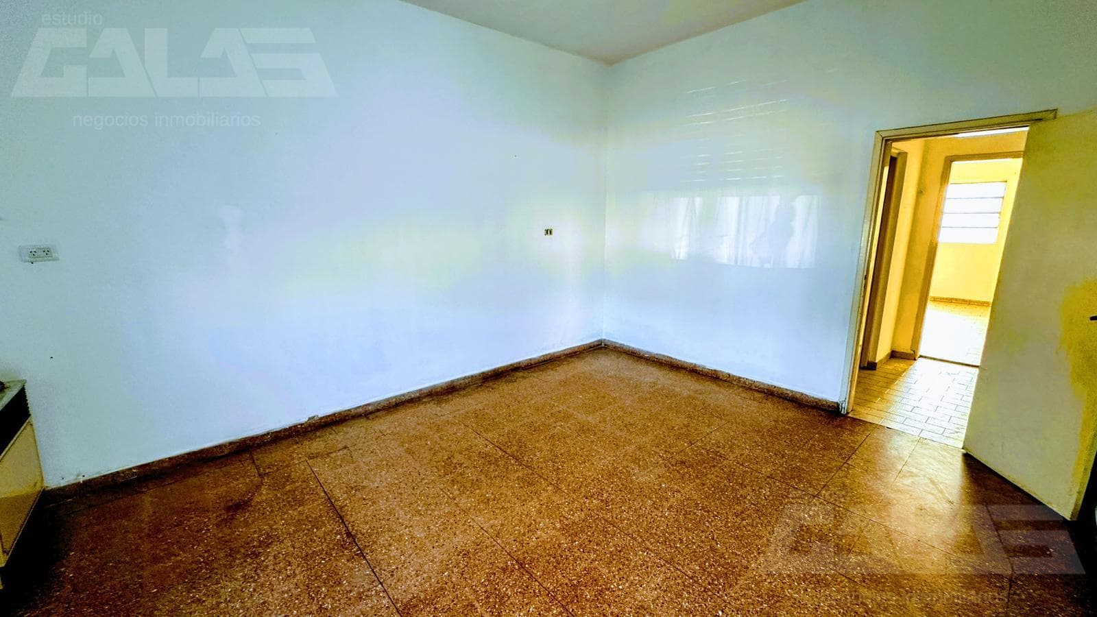 3-bedroom house in Castelar with a covered garage, patio, barbecue, and great potential for expansion