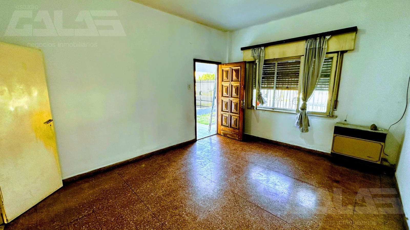3-bedroom house in Castelar with a covered garage, patio, barbecue, and great potential for expansion