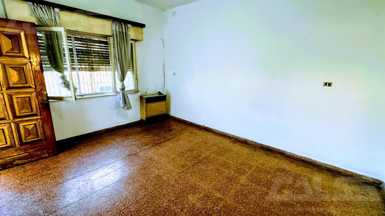 3-bedroom house in Castelar with a covered garage, patio, barbecue, and great potential for expansion
