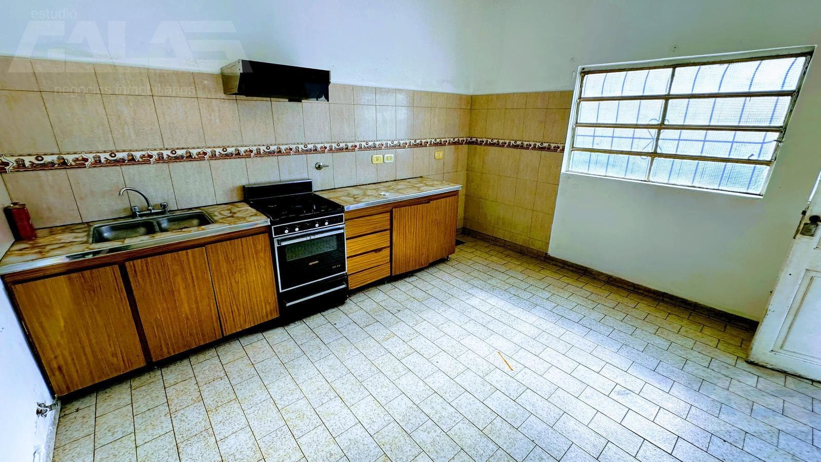 3-bedroom house in Castelar with a covered garage, patio, barbecue, and great potential for expansion