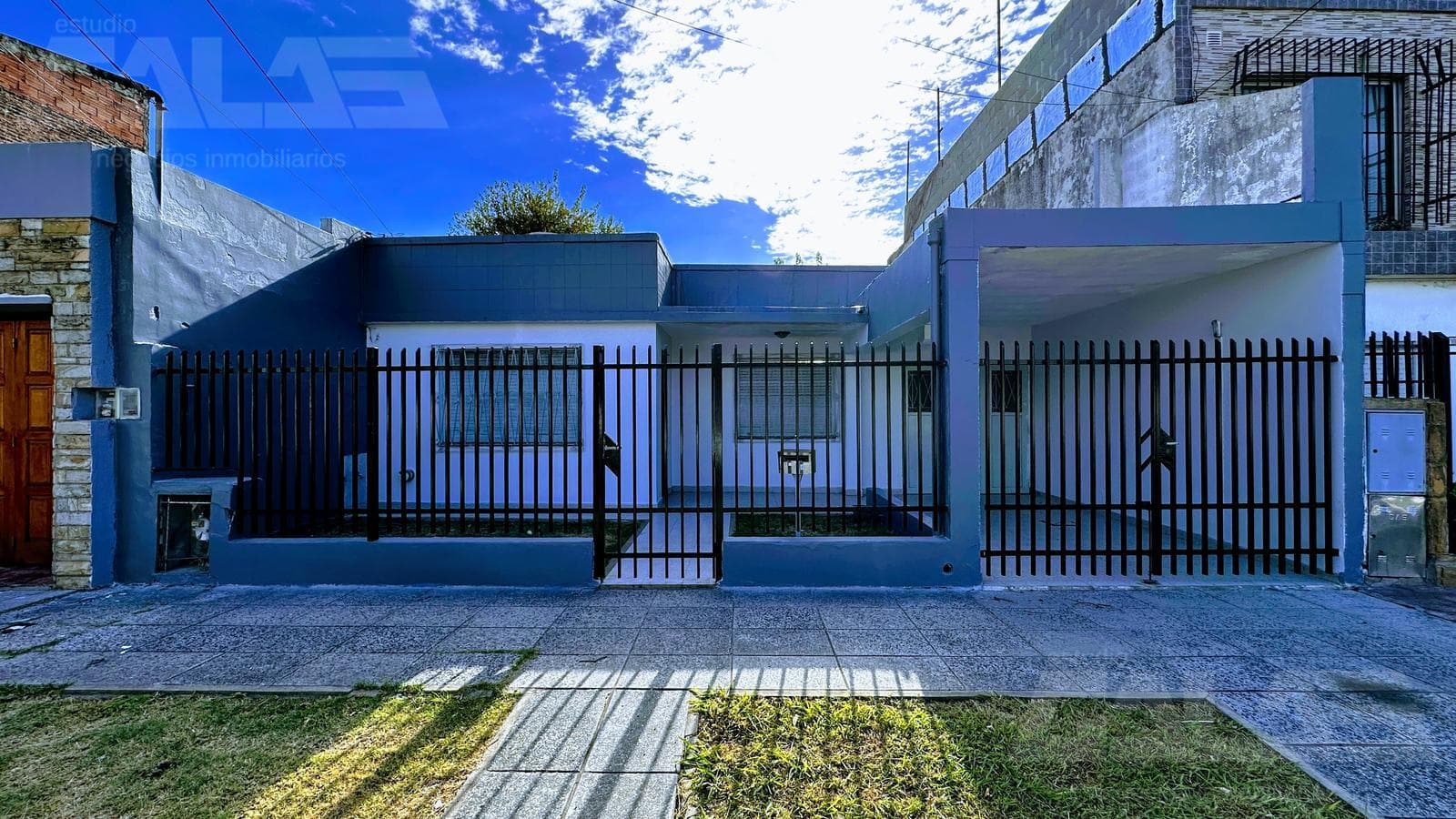 3-bedroom house in Castelar with a covered garage, patio, barbecue, and great potential for expansion