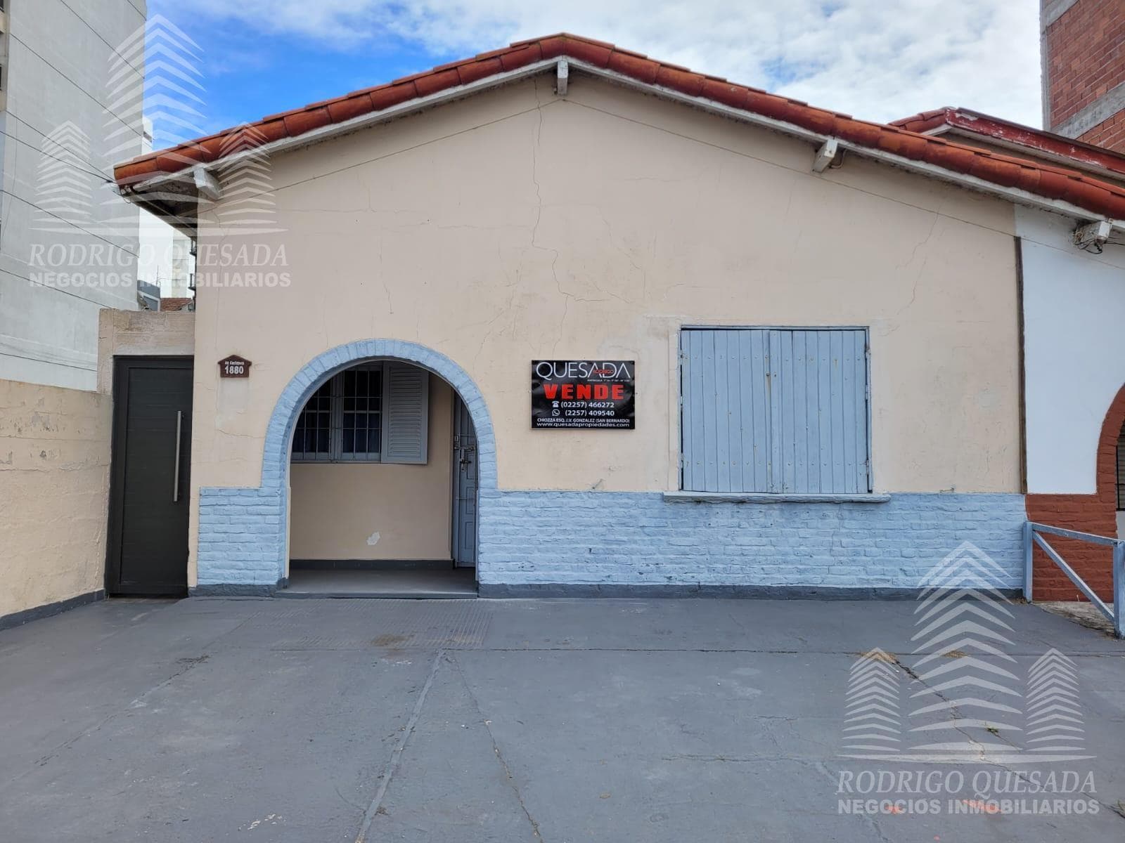 Unbeatable "oceanfront" location—3-room apartment.