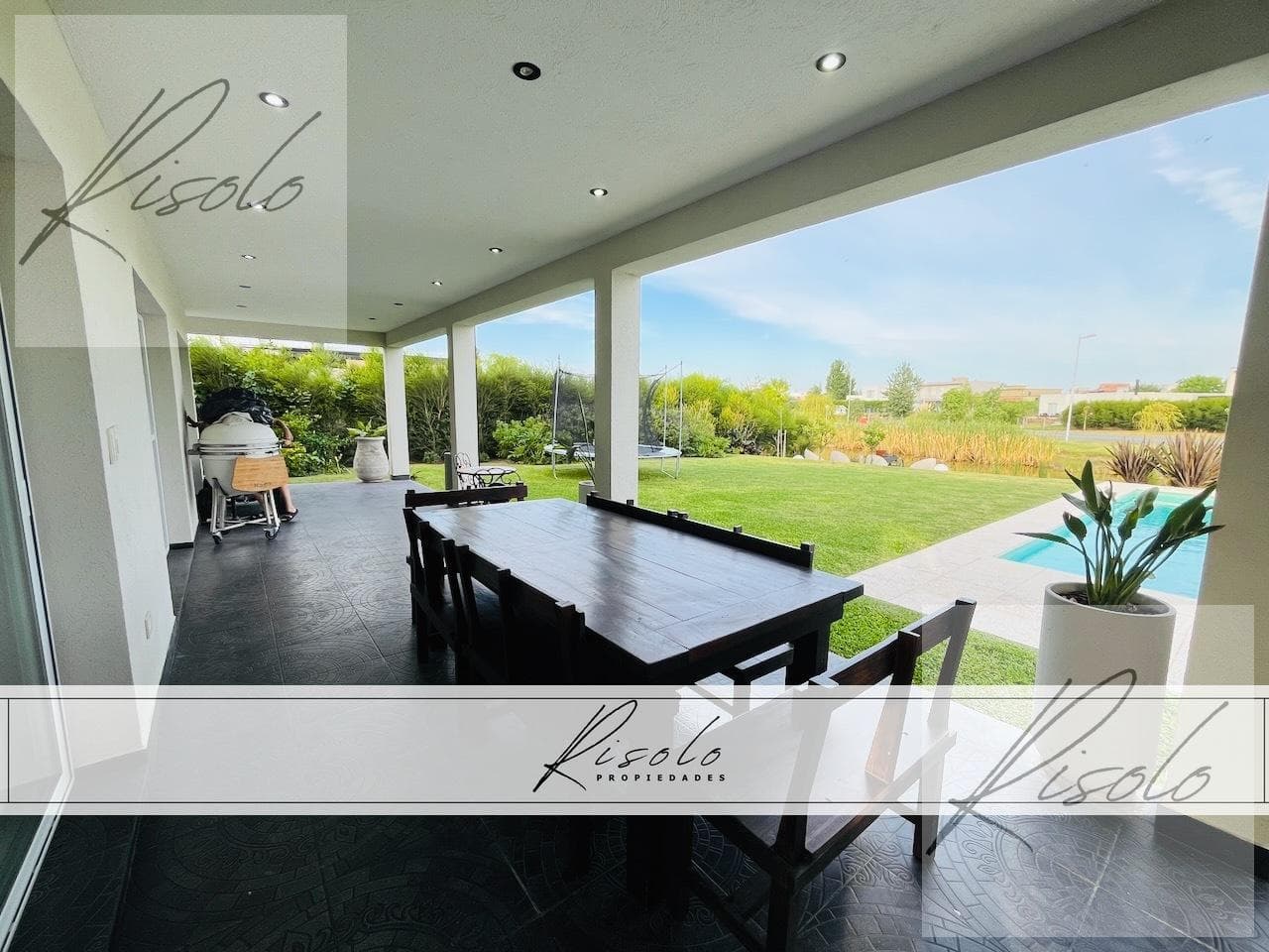 House for sale with a pond and a pool. 3 bedrooms, TV room. Gated community, North Zone, Escobar
