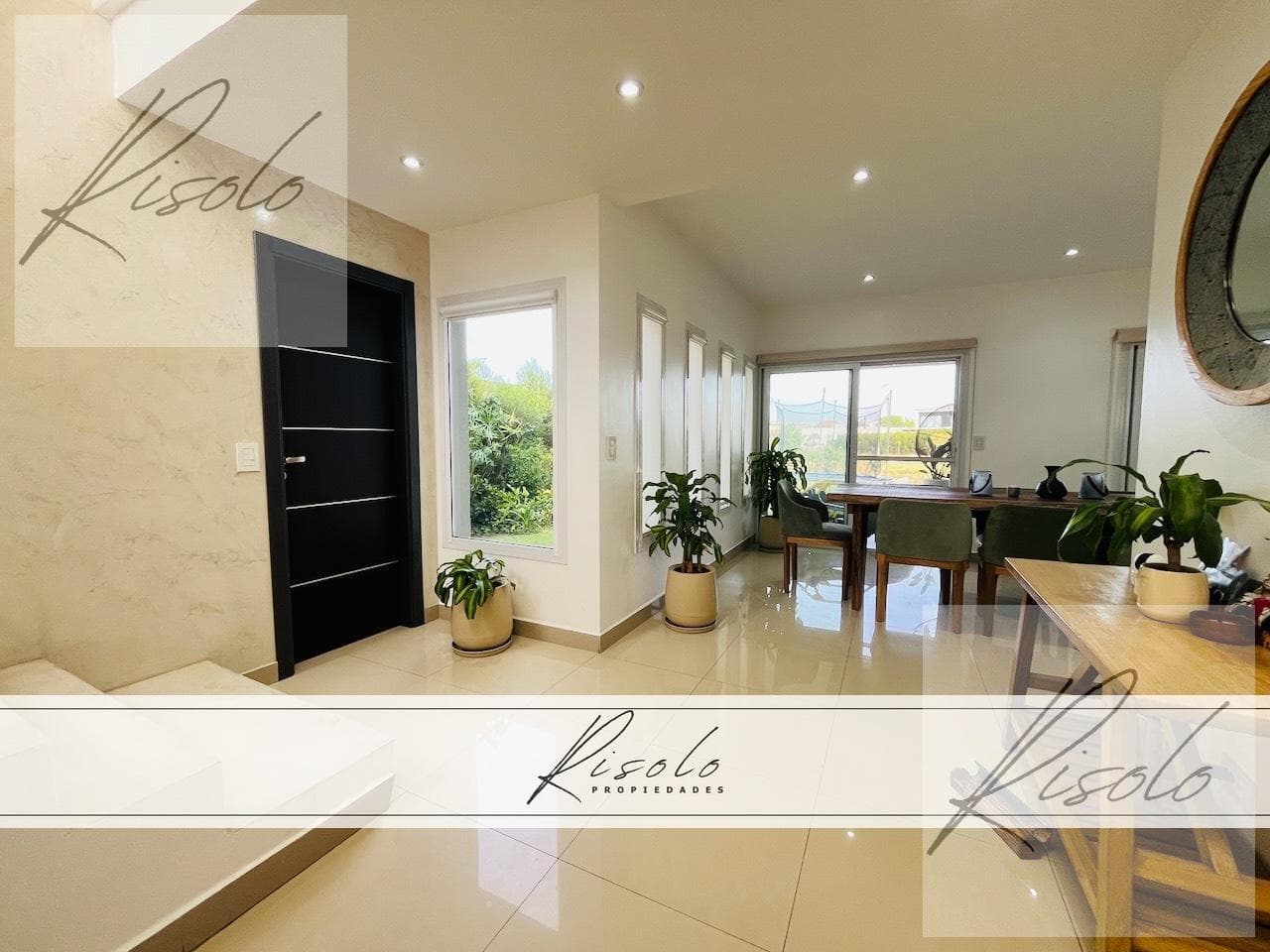 House for sale with a pond and a pool. 3 bedrooms, TV room. Gated community, North Zone, Escobar