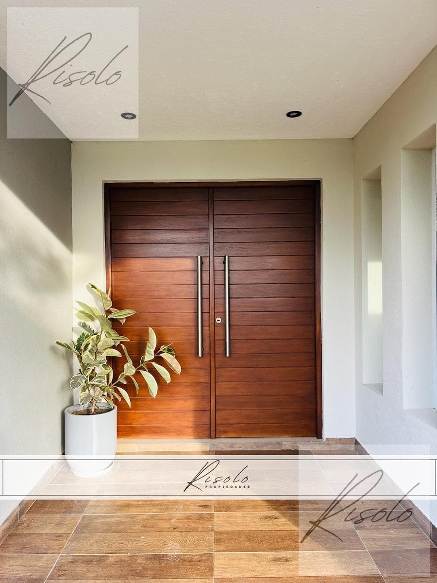 House for sale with a pond and a pool. 3 bedrooms, TV room. Gated community, North Zone, Escobar