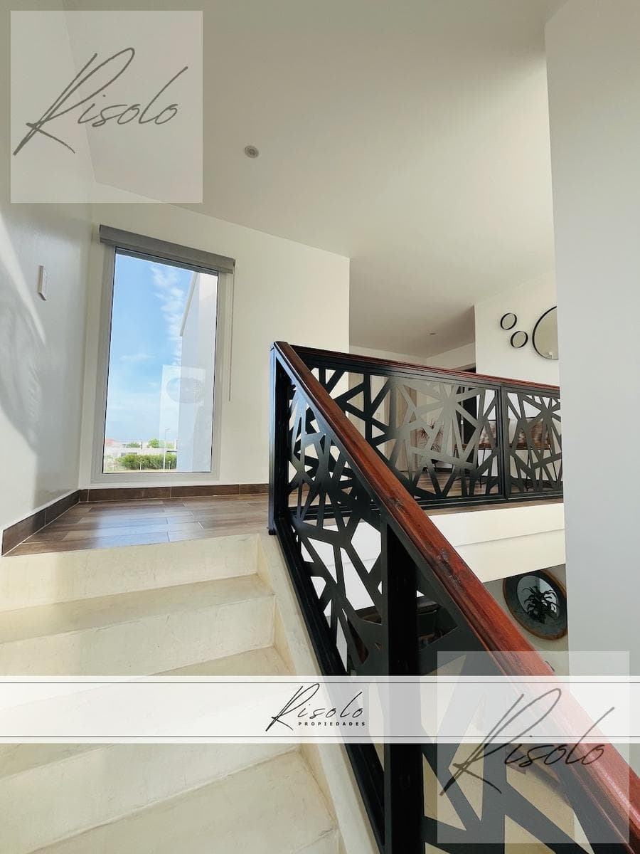 House for sale with a pond and a pool. 3 bedrooms, TV room. Gated community, North Zone, Escobar