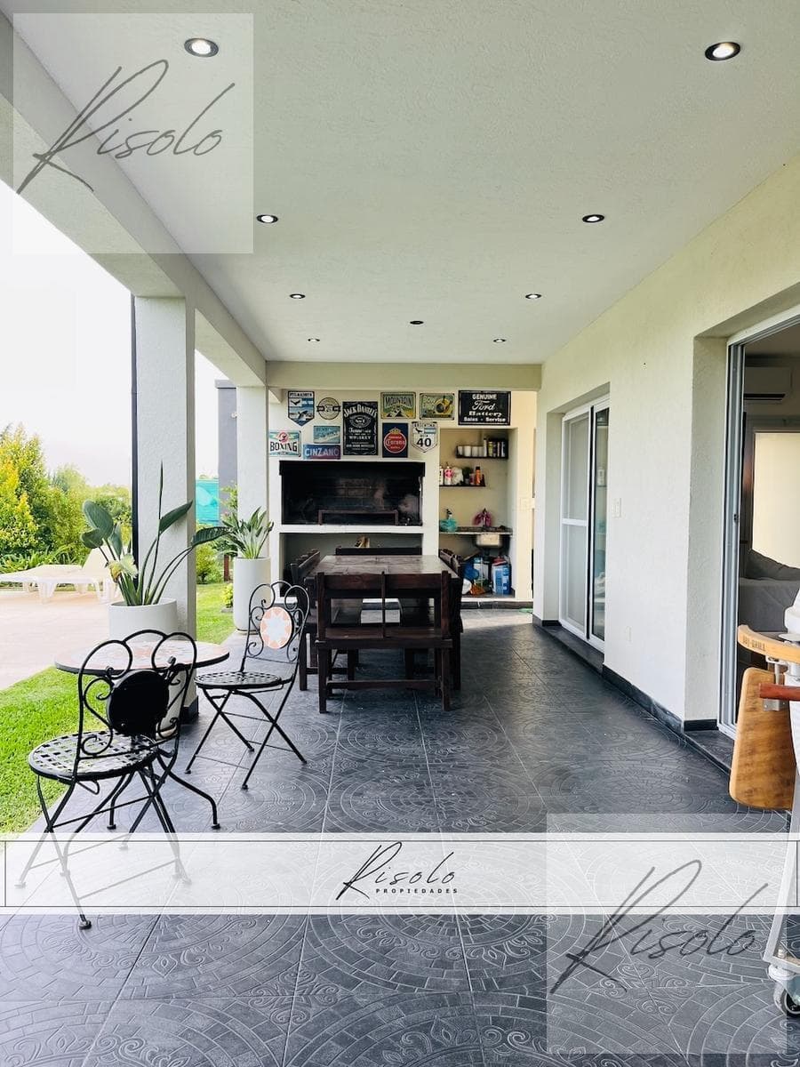 House for sale with a pond and a pool. 3 bedrooms, TV room. Gated community, North Zone, Escobar