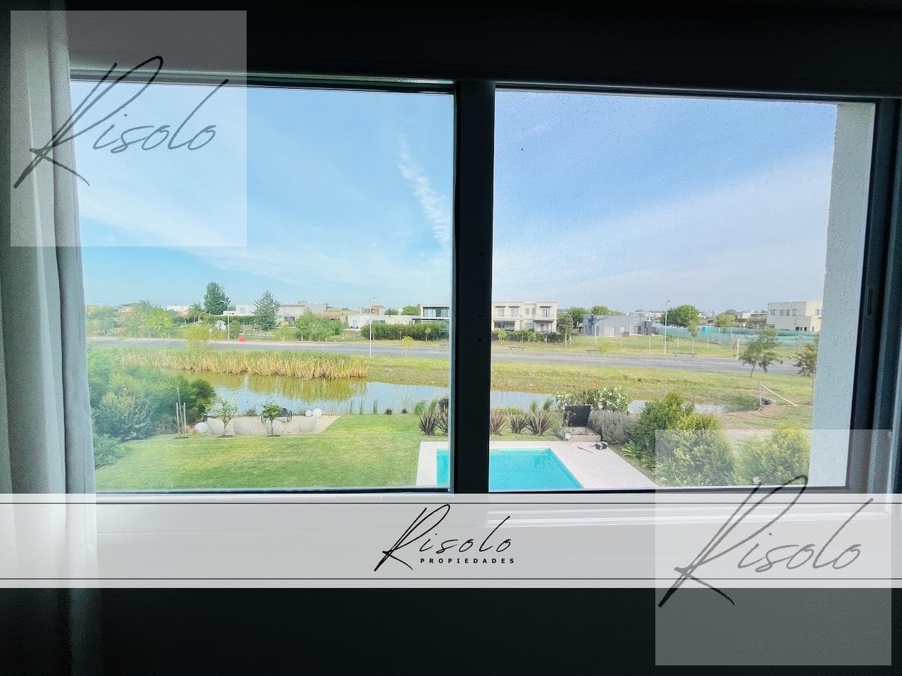 House for sale with a pond and a pool. 3 bedrooms, TV room. Gated community, North Zone, Escobar
