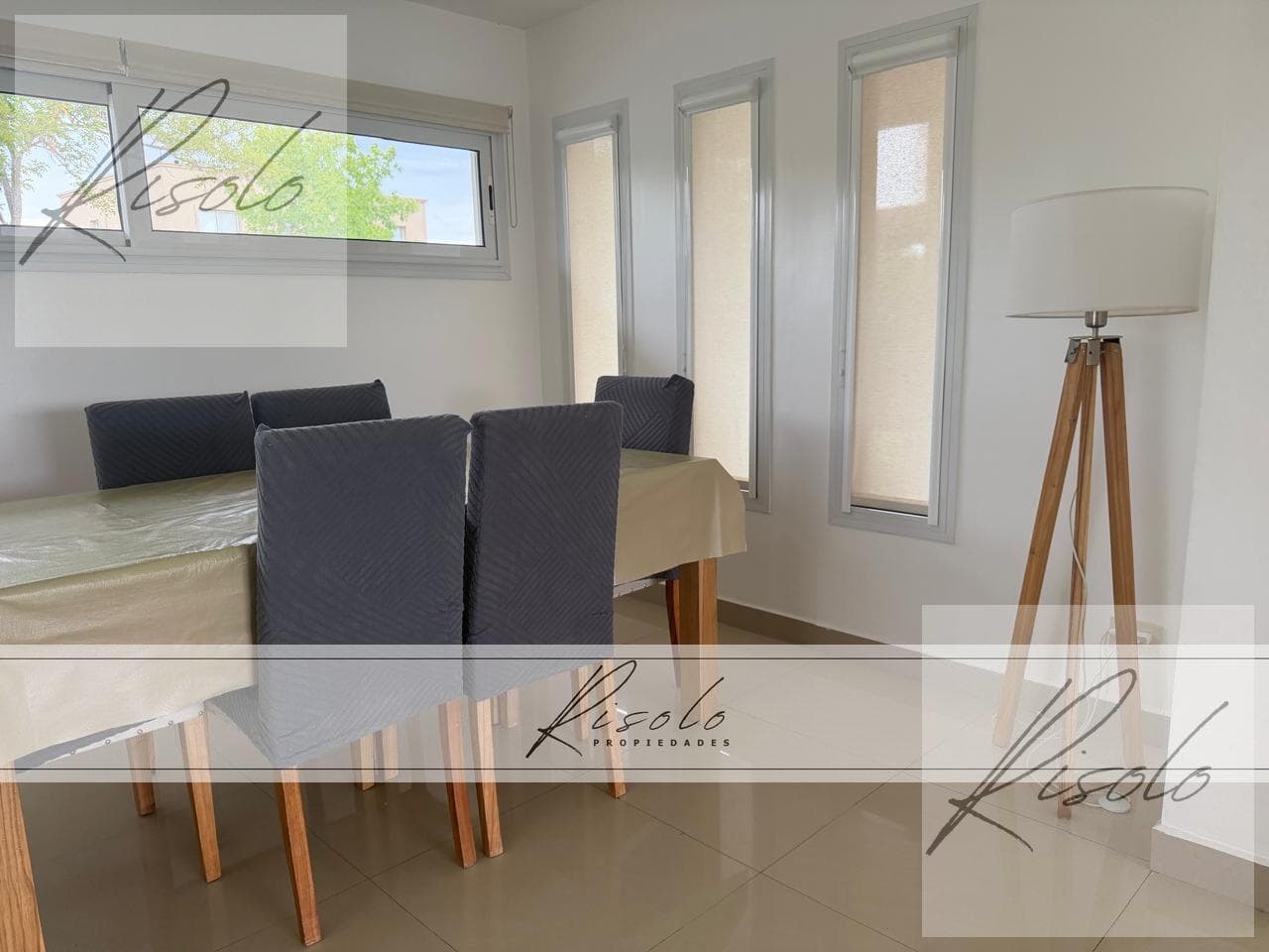 House for sale with a pond and a pool. 3 bedrooms, TV room. Gated community, North Zone, Escobar