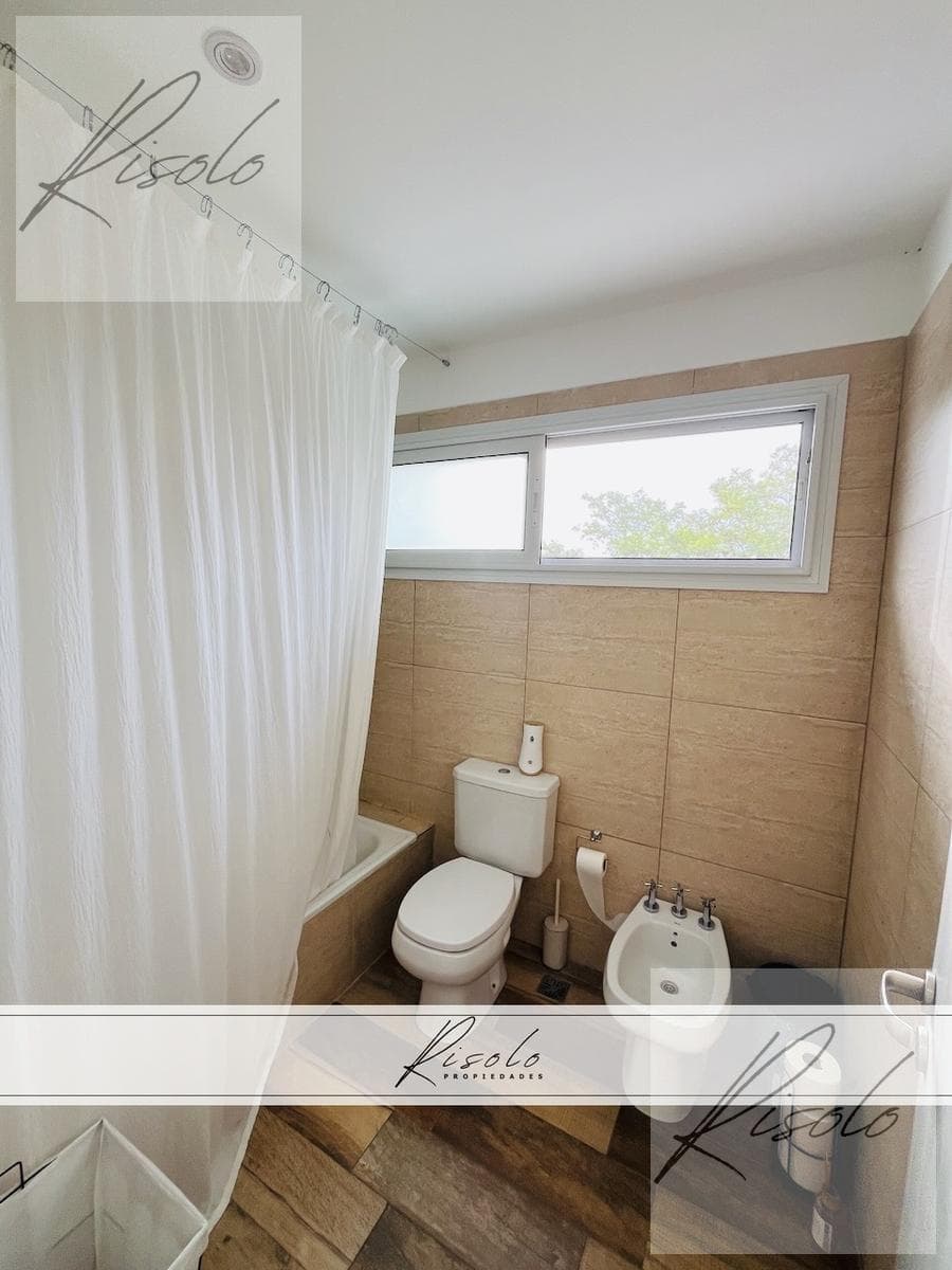 House for sale with a pond and a pool. 3 bedrooms, TV room. Gated community, North Zone, Escobar