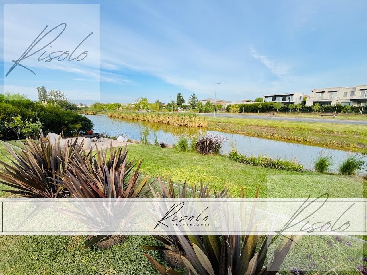 House for sale with a pond and a pool. 3 bedrooms, TV room. Gated community, North Zone, Escobar
