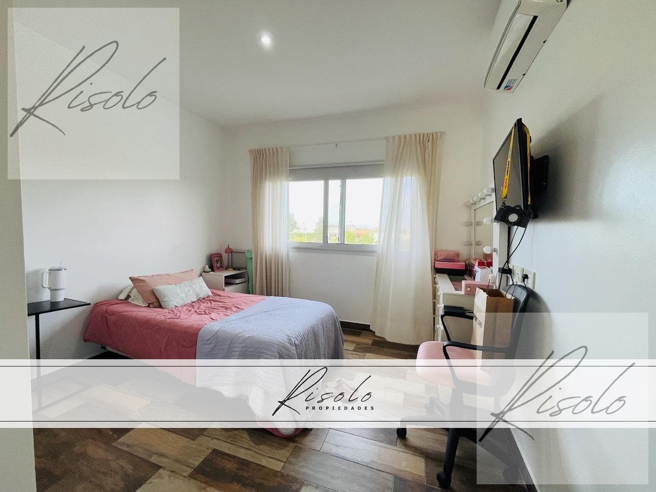 House for sale with a pond and a pool. 3 bedrooms, TV room. Gated community, North Zone, Escobar