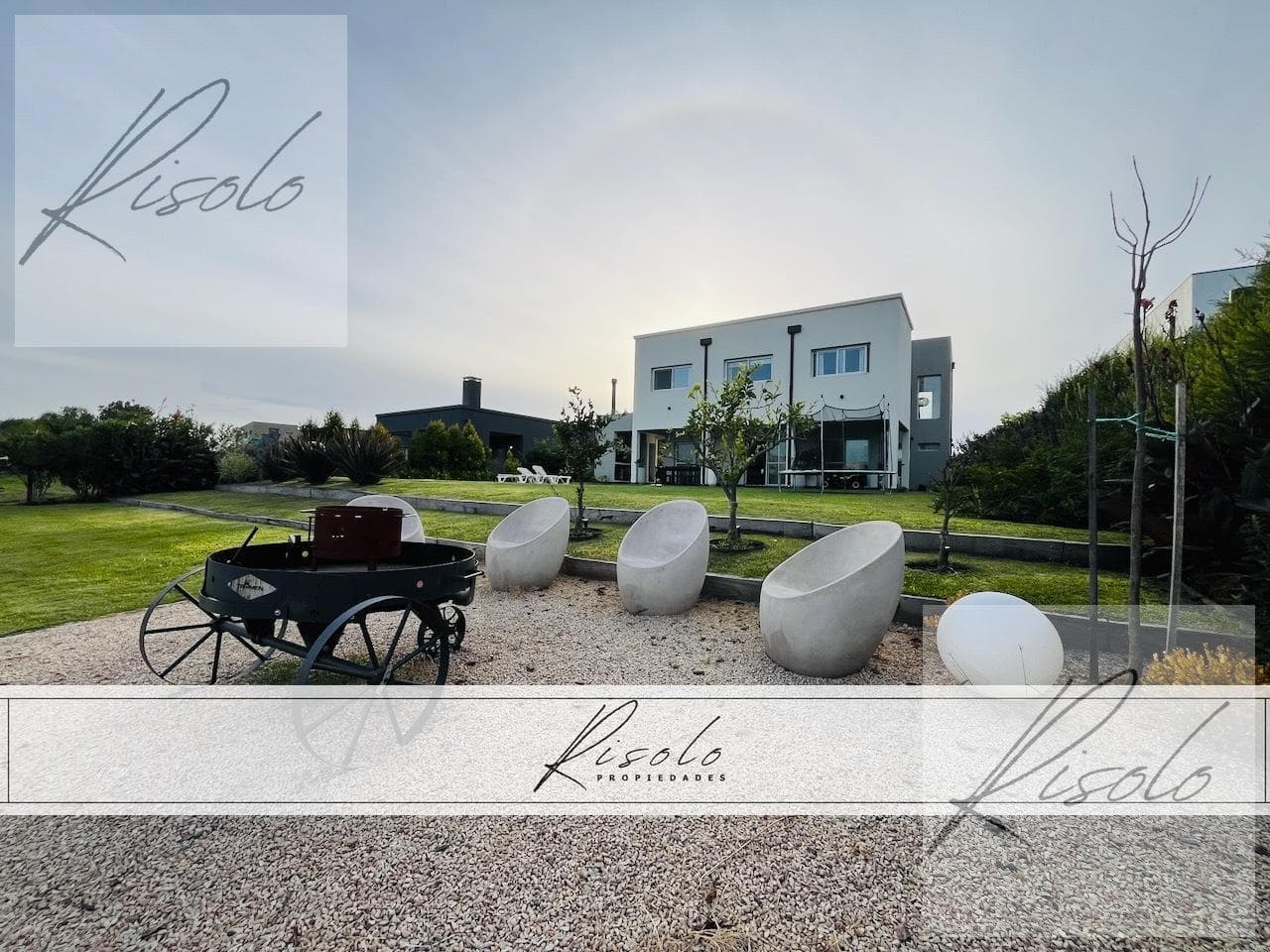 House for sale with a pond and a pool. 3 bedrooms, TV room. Gated community, North Zone, Escobar