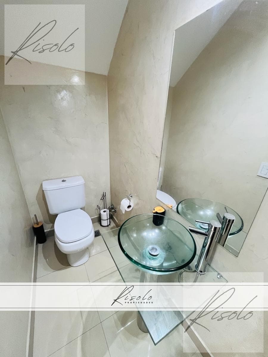 House for sale with a pond and a pool. 3 bedrooms, TV room. Gated community, North Zone, Escobar