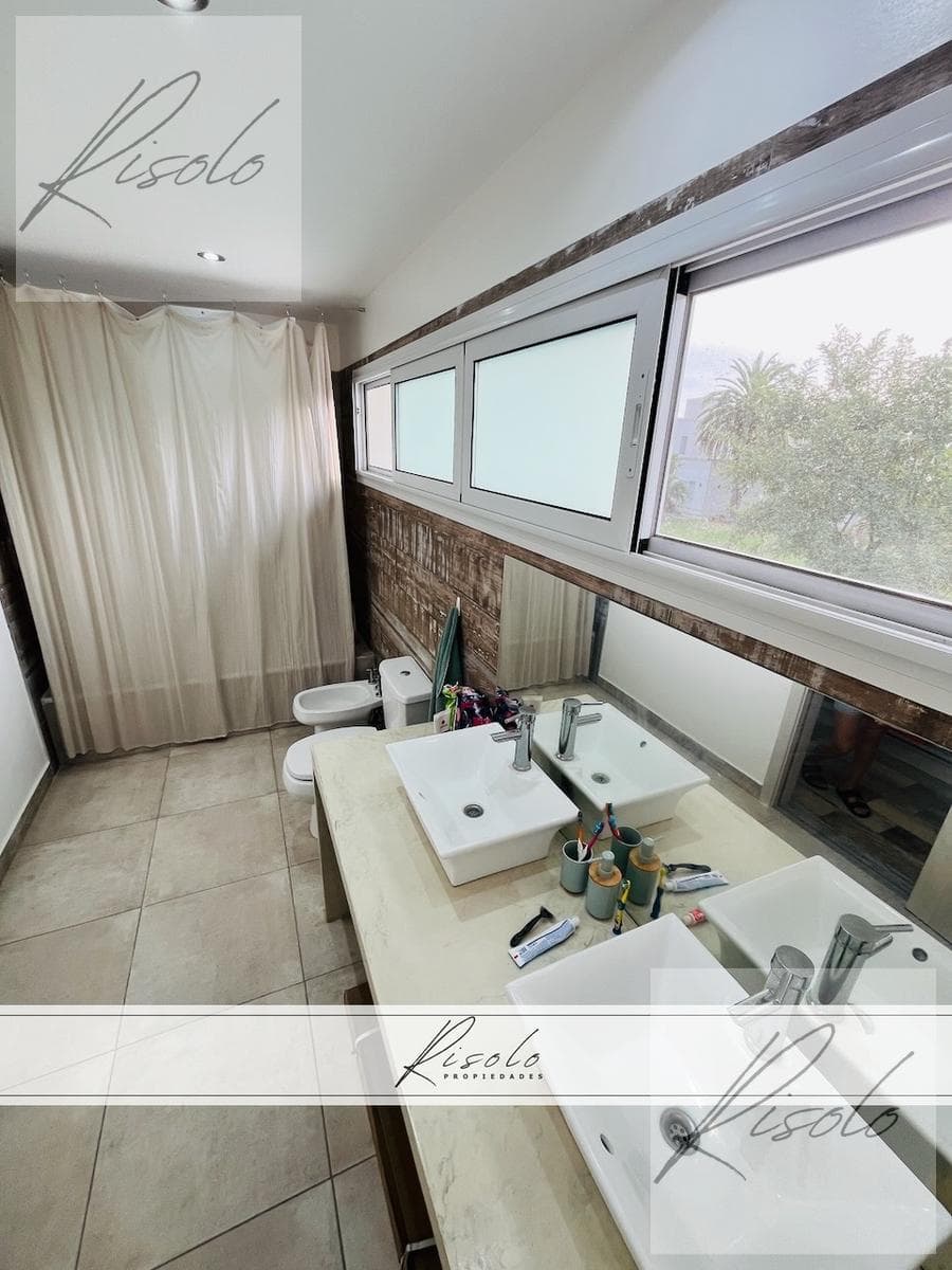 House for sale with a pond and a pool. 3 bedrooms, TV room. Gated community, North Zone, Escobar