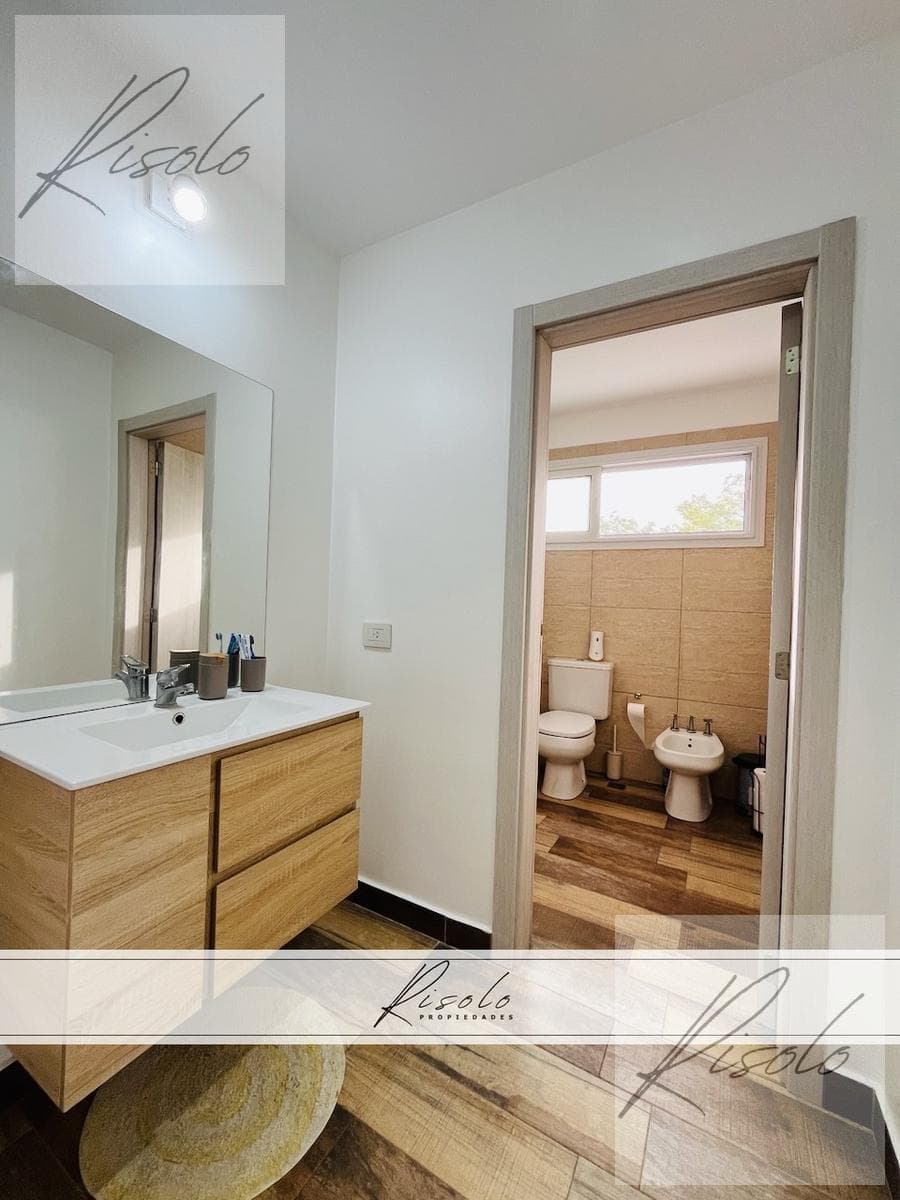 House for sale with a pond and a pool. 3 bedrooms, TV room. Gated community, North Zone, Escobar