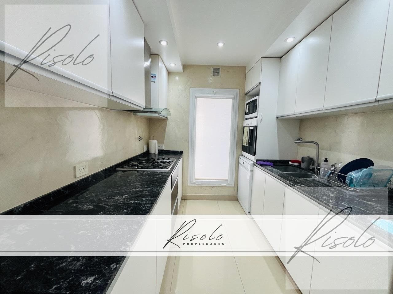 House for sale with a pond and a pool. 3 bedrooms, TV room. Gated community, North Zone, Escobar
